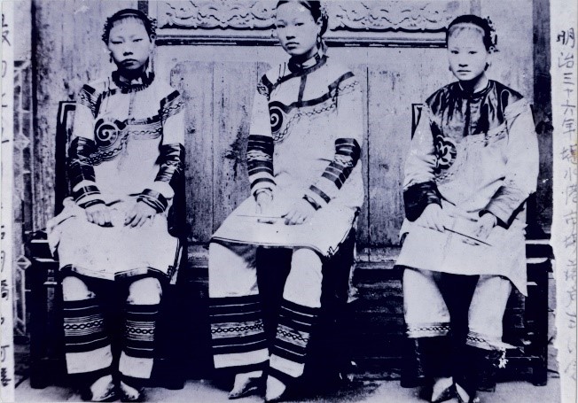 著鳳仙裝的藝旦