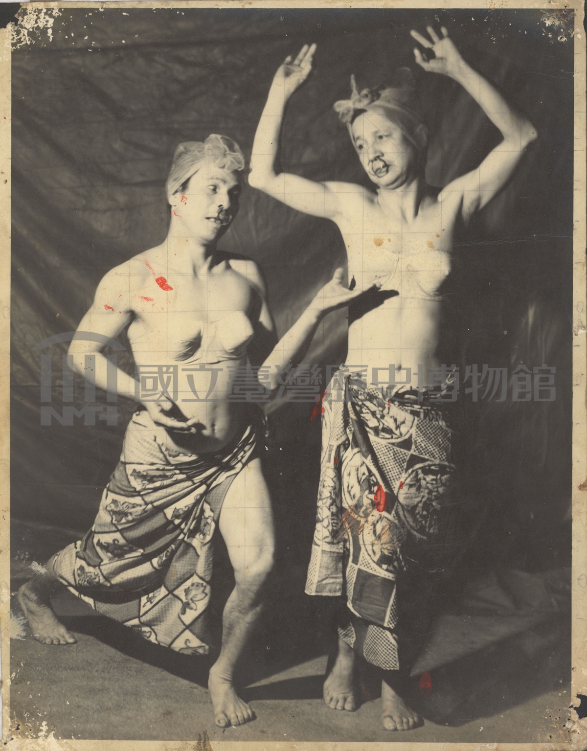 知名影星矮子財(右)與許石合作巡迴演出民謠